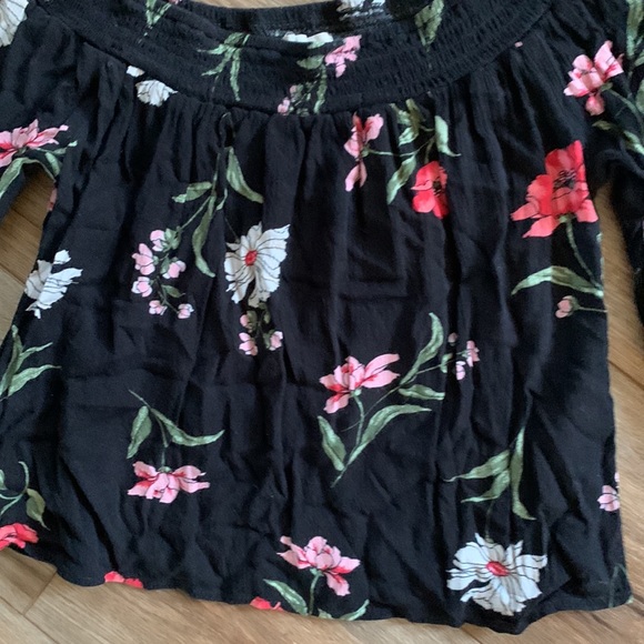 Hollister jr sz S off the shoulder crop top euc - Picture 2 of 4